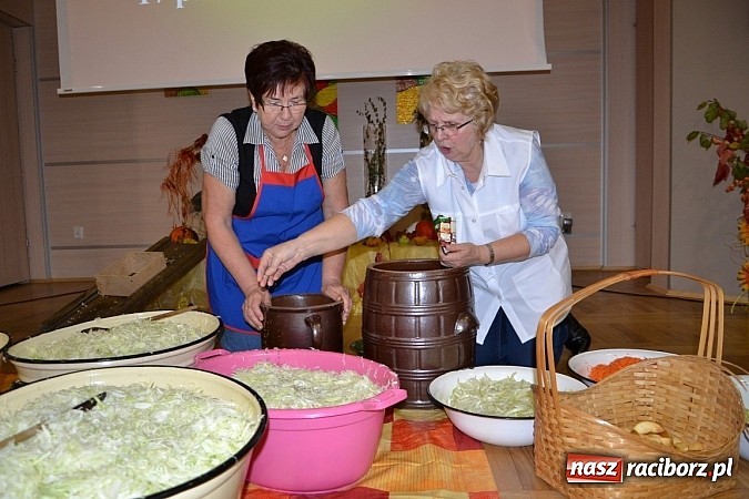 Zdjęcie w galerii na portalu naszraciborz.pl: W Tworkowie łączą pokolenia. Dziś było kiszynie kapusty wiadomości z regionu