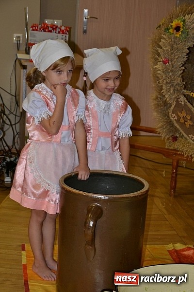 Zdjęcie w galerii na portalu naszraciborz.pl: W Tworkowie łączą pokolenia. Dziś było kiszynie kapusty wiadomości z regionu