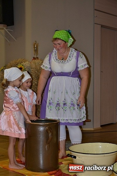 Zdjęcie w galerii na portalu naszraciborz.pl: W Tworkowie łączą pokolenia. Dziś było kiszynie kapusty wiadomości z regionu
