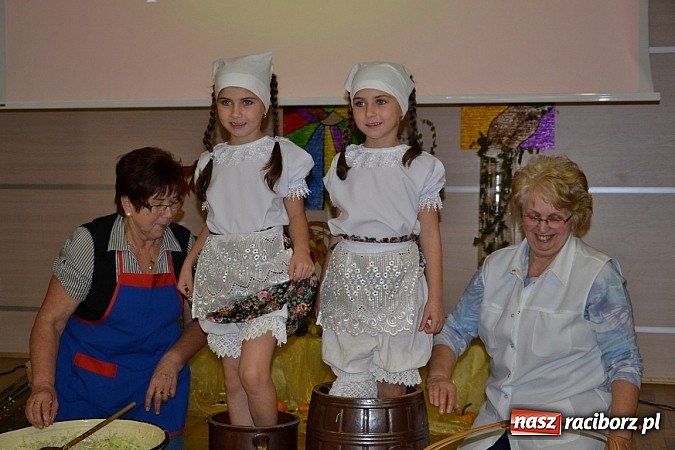 Zdjęcie w galerii na portalu naszraciborz.pl: W Tworkowie łączą pokolenia. Dziś było kiszynie kapusty wiadomości z regionu
