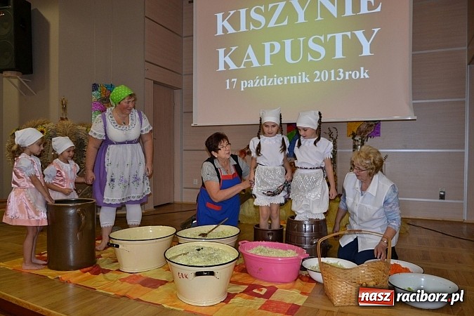 Zdjęcie w galerii na portalu naszraciborz.pl: W Tworkowie łączą pokolenia. Dziś było kiszynie kapusty wiadomości z regionu