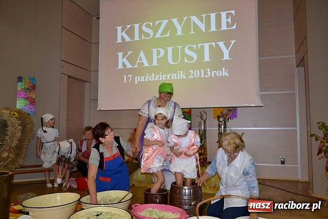 Zdjęcie w galerii na portalu naszraciborz.pl: W Tworkowie łączą pokolenia. Dziś było kiszynie kapusty wiadomości z regionu