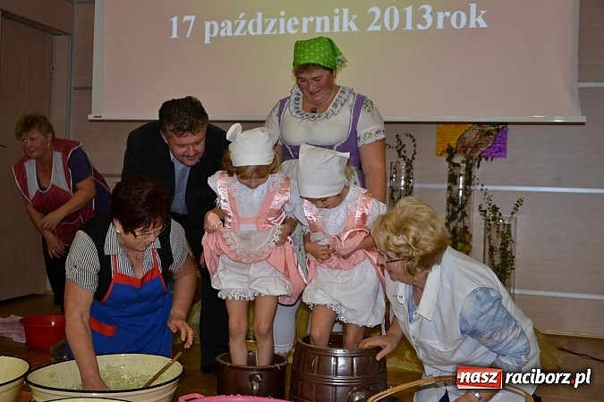 Zdjęcie w galerii na portalu naszraciborz.pl: W Tworkowie łączą pokolenia. Dziś było kiszynie kapusty wiadomości z regionu