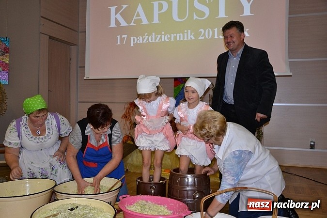 Zdjęcie w galerii na portalu naszraciborz.pl: W Tworkowie łączą pokolenia. Dziś było kiszynie kapusty wiadomości z regionu