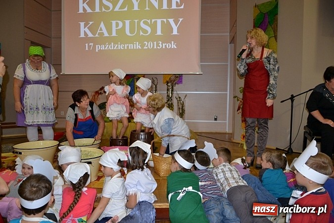 Zdjęcie w galerii na portalu naszraciborz.pl: W Tworkowie łączą pokolenia. Dziś było kiszynie kapusty wiadomości z regionu