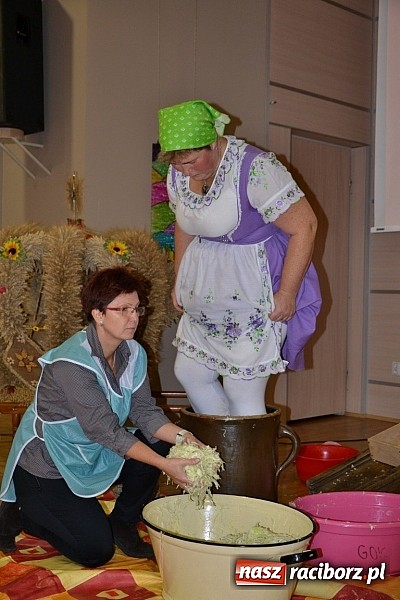 Zdjęcie w galerii na portalu naszraciborz.pl: W Tworkowie łączą pokolenia. Dziś było kiszynie kapusty wiadomości z regionu