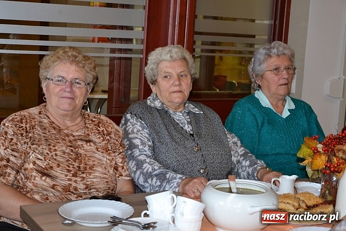 Zdjęcie w galerii na portalu naszraciborz.pl: W Tworkowie łączą pokolenia. Dziś było kiszynie kapusty wiadomości z regionu