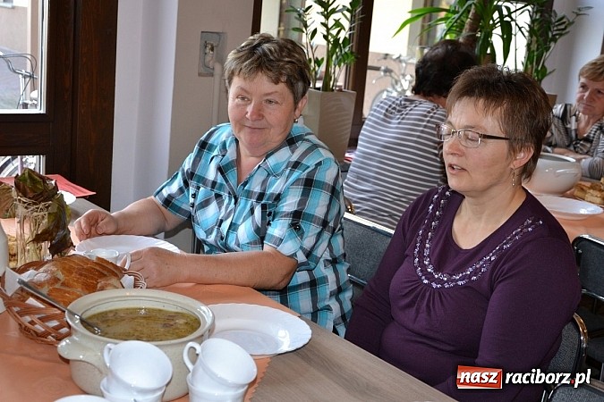Zdjęcie w galerii na portalu naszraciborz.pl: W Tworkowie łączą pokolenia. Dziś było kiszynie kapusty wiadomości z regionu