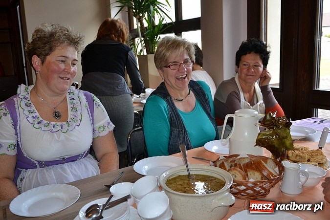 Zdjęcie w galerii na portalu naszraciborz.pl: W Tworkowie łączą pokolenia. Dziś było kiszynie kapusty wiadomości z regionu