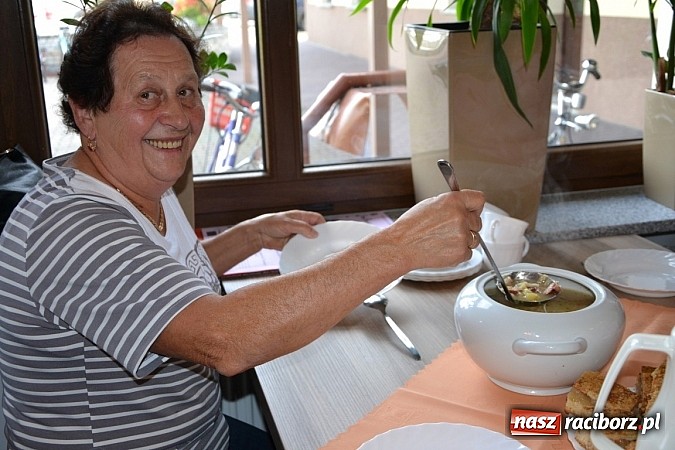 Zdjęcie w galerii na portalu naszraciborz.pl: W Tworkowie łączą pokolenia. Dziś było kiszynie kapusty wiadomości z regionu