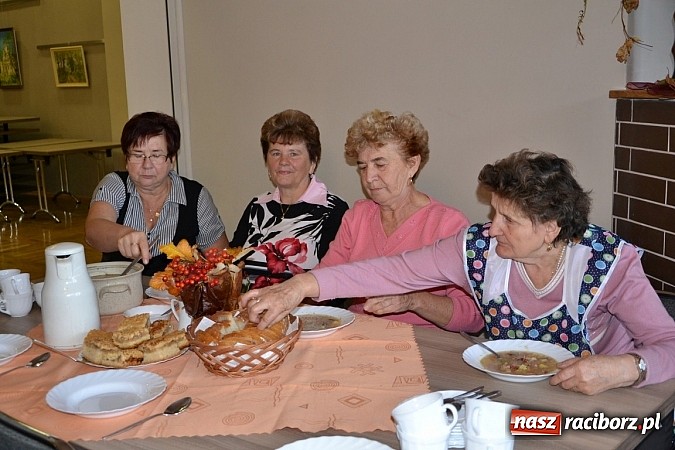 Zdjęcie w galerii na portalu naszraciborz.pl: W Tworkowie łączą pokolenia. Dziś było kiszynie kapusty wiadomości z regionu