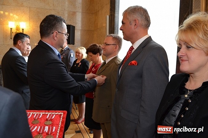 Zdjęcie w galerii na portalu naszraciborz.pl:  Medal Komisji Edukacji Narodowej dla funkcjonariusza Śląsko - Małopolskiego OSG wiadomości z regionu