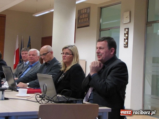 Zdjęcie w galerii na portalu naszraciborz.pl: O zbiorniku Racibórz podczas komisji rozwoju gospodarczego wiadomości z regionu