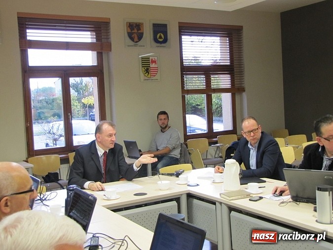 Zdjęcie w galerii na portalu naszraciborz.pl: O zbiorniku Racibórz podczas komisji rozwoju gospodarczego wiadomości z regionu