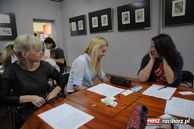 Zdjęcie w galerii na portalu naszraciborz.pl: Dziś wyłoniono raciborskich Mistrz&oacute;w Kaligrafii wiadomości z regionu