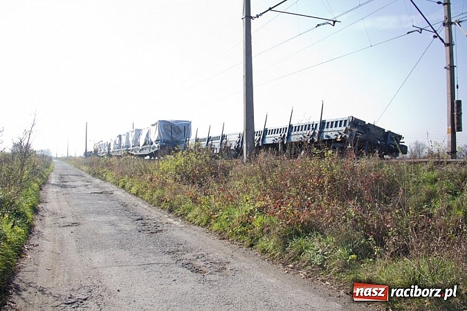 Zdjęcie w galerii na portalu naszraciborz.pl: Dwa wagony towarowe wypadły z torów na trasie Racibórz-Chałupki wiadomości z regionu
