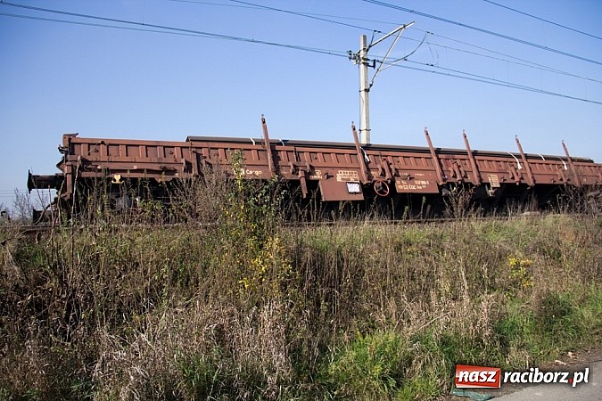 Zdjęcie w galerii na portalu naszraciborz.pl: Dwa wagony towarowe wypadły z torów na trasie Racibórz-Chałupki wiadomości z regionu