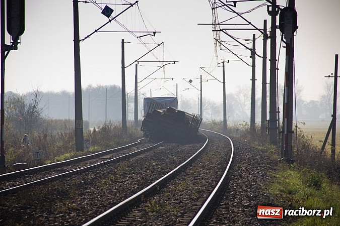 Zdjęcie w galerii na portalu naszraciborz.pl: Dwa wagony towarowe wypadły z torów na trasie Racibórz-Chałupki wiadomości z regionu