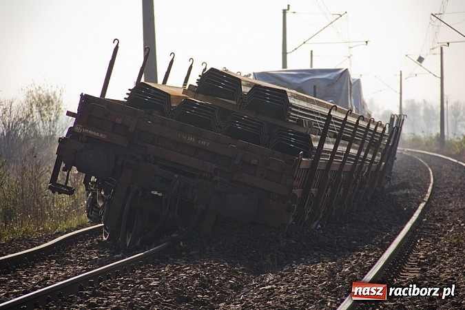 Zdjęcie w galerii na portalu naszraciborz.pl: Dwa wagony towarowe wypadły z torów na trasie Racibórz-Chałupki wiadomości z regionu