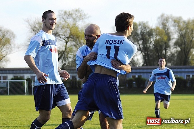 Zdjęcie w galerii na portalu naszraciborz.pl: Piłkarze Rafako wygrali z Naprzodem wiadomości z regionu