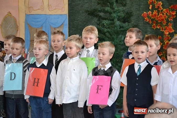 Zdjęcie w galerii na portalu naszraciborz.pl: Łatwiej być księdzem niż aktorem, czyli szkolny festyn w rudzkim ZSO! wiadomości z regionu