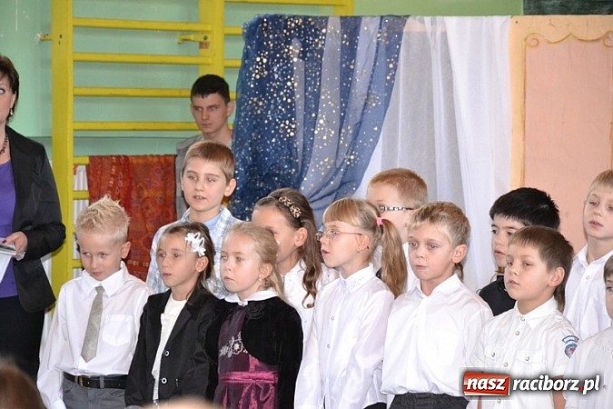 Zdjęcie w galerii na portalu naszraciborz.pl: Łatwiej być księdzem niż aktorem, czyli szkolny festyn w rudzkim ZSO! wiadomości z regionu