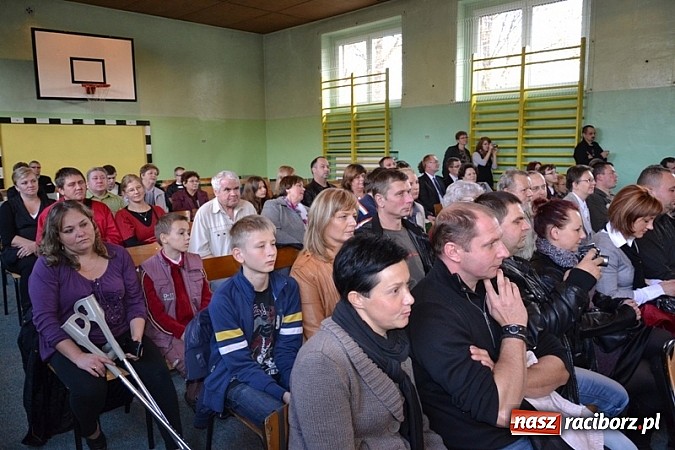 Zdjęcie w galerii na portalu naszraciborz.pl: Łatwiej być księdzem niż aktorem, czyli szkolny festyn w rudzkim ZSO! wiadomości z regionu