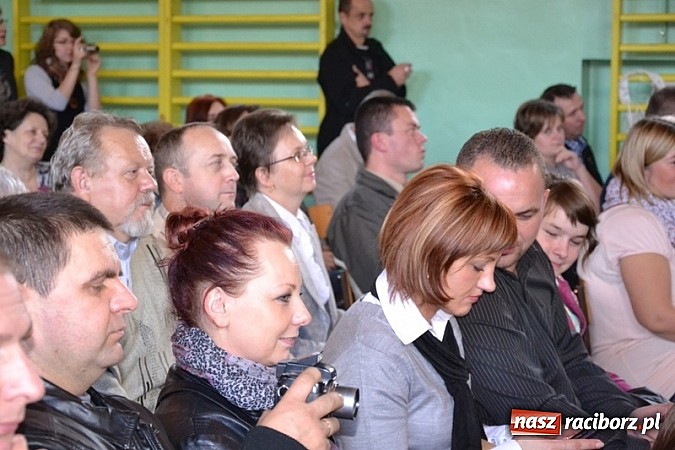 Zdjęcie w galerii na portalu naszraciborz.pl: Łatwiej być księdzem niż aktorem, czyli szkolny festyn w rudzkim ZSO! wiadomości z regionu