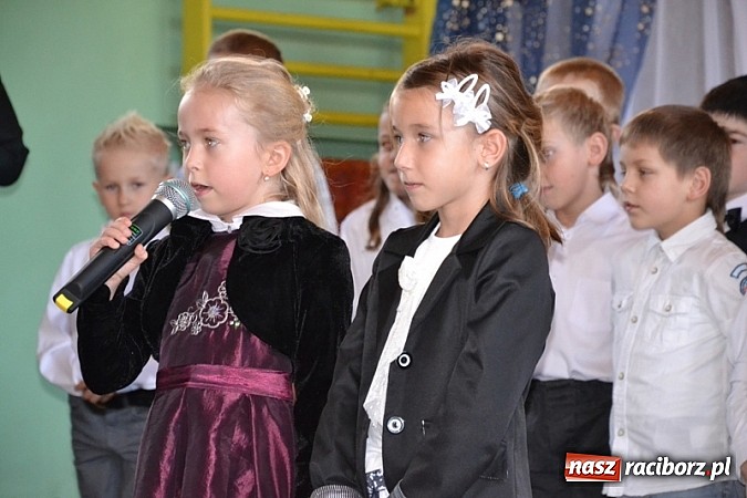 Zdjęcie w galerii na portalu naszraciborz.pl: Łatwiej być księdzem niż aktorem, czyli szkolny festyn w rudzkim ZSO! wiadomości z regionu