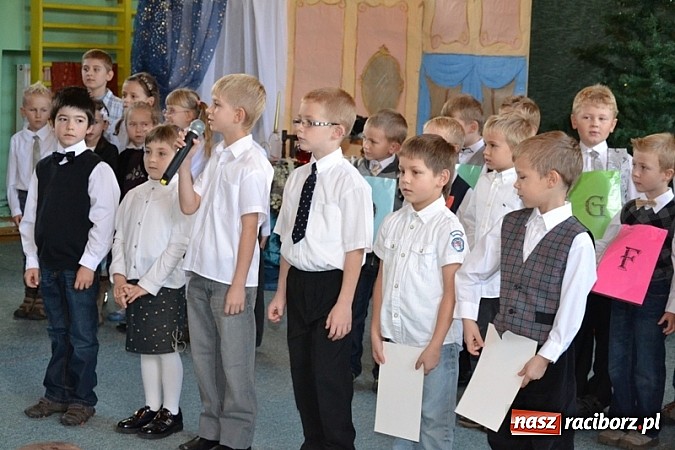 Zdjęcie w galerii na portalu naszraciborz.pl: Łatwiej być księdzem niż aktorem, czyli szkolny festyn w rudzkim ZSO! wiadomości z regionu