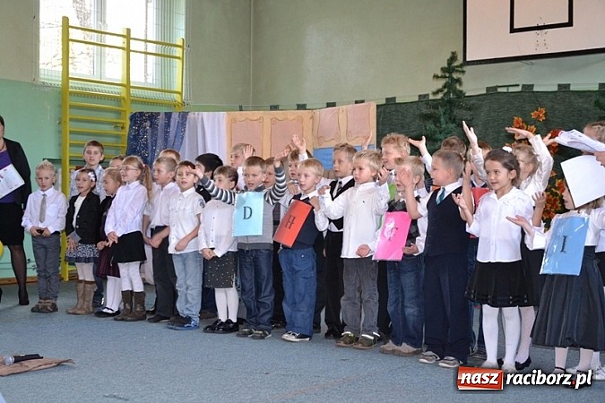 Zdjęcie w galerii na portalu naszraciborz.pl: Łatwiej być księdzem niż aktorem, czyli szkolny festyn w rudzkim ZSO! wiadomości z regionu