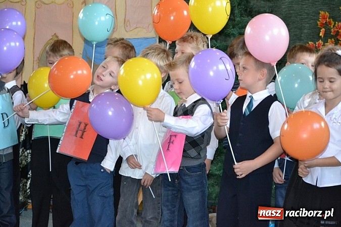 Zdjęcie w galerii na portalu naszraciborz.pl: Łatwiej być księdzem niż aktorem, czyli szkolny festyn w rudzkim ZSO! wiadomości z regionu