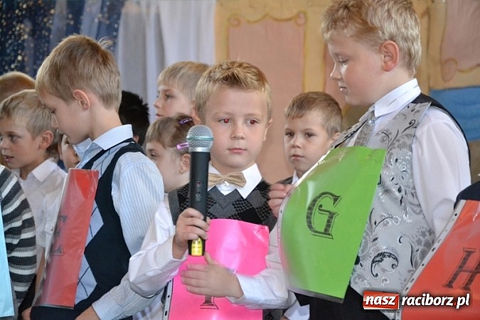 Zdjęcie w galerii na portalu naszraciborz.pl: Łatwiej być księdzem niż aktorem, czyli szkolny festyn w rudzkim ZSO! wiadomości z regionu