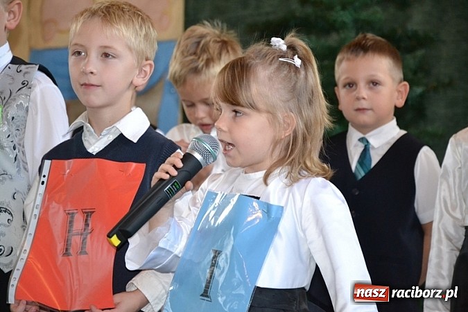 Zdjęcie w galerii na portalu naszraciborz.pl: Łatwiej być księdzem niż aktorem, czyli szkolny festyn w rudzkim ZSO! wiadomości z regionu
