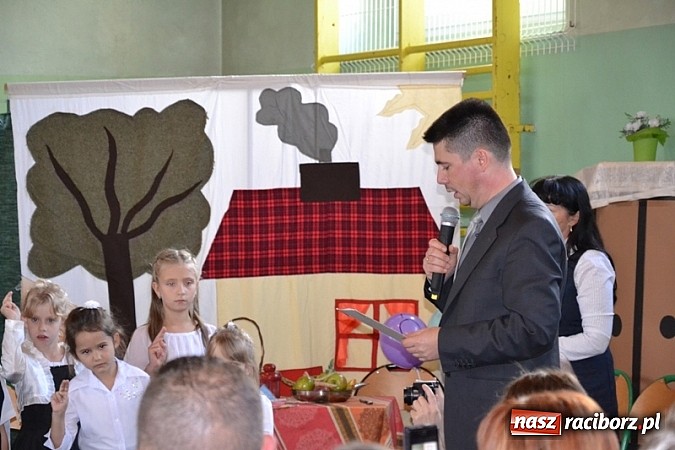 Zdjęcie w galerii na portalu naszraciborz.pl: Łatwiej być księdzem niż aktorem, czyli szkolny festyn w rudzkim ZSO! wiadomości z regionu