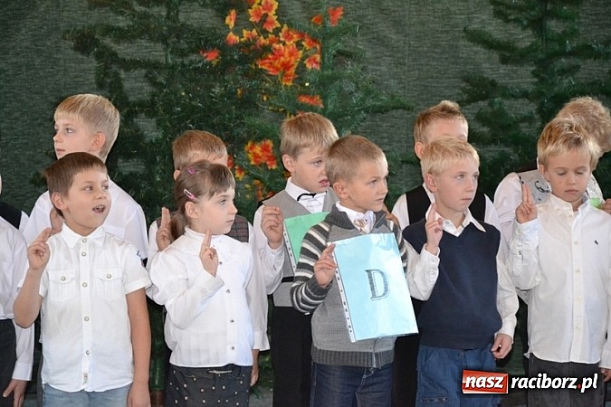 Zdjęcie w galerii na portalu naszraciborz.pl: Łatwiej być księdzem niż aktorem, czyli szkolny festyn w rudzkim ZSO! wiadomości z regionu