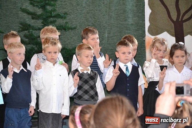 Zdjęcie w galerii na portalu naszraciborz.pl: Łatwiej być księdzem niż aktorem, czyli szkolny festyn w rudzkim ZSO! wiadomości z regionu