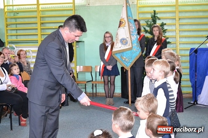 Zdjęcie w galerii na portalu naszraciborz.pl: Łatwiej być księdzem niż aktorem, czyli szkolny festyn w rudzkim ZSO! wiadomości z regionu