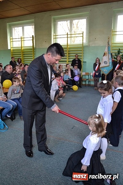 Zdjęcie w galerii na portalu naszraciborz.pl: Łatwiej być księdzem niż aktorem, czyli szkolny festyn w rudzkim ZSO! wiadomości z regionu