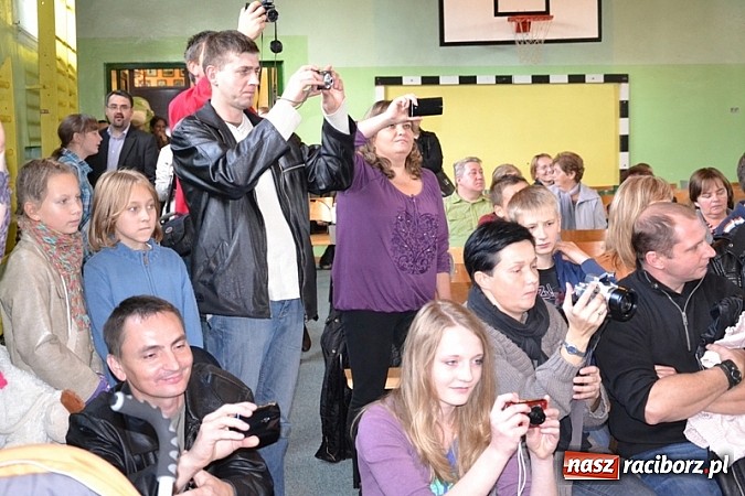 Zdjęcie w galerii na portalu naszraciborz.pl: Łatwiej być księdzem niż aktorem, czyli szkolny festyn w rudzkim ZSO! wiadomości z regionu