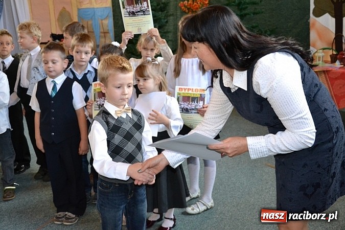 Zdjęcie w galerii na portalu naszraciborz.pl: Łatwiej być księdzem niż aktorem, czyli szkolny festyn w rudzkim ZSO! wiadomości z regionu
