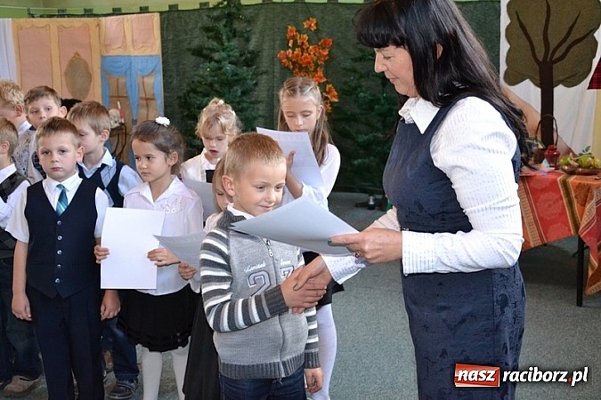 Zdjęcie w galerii na portalu naszraciborz.pl: Łatwiej być księdzem niż aktorem, czyli szkolny festyn w rudzkim ZSO! wiadomości z regionu