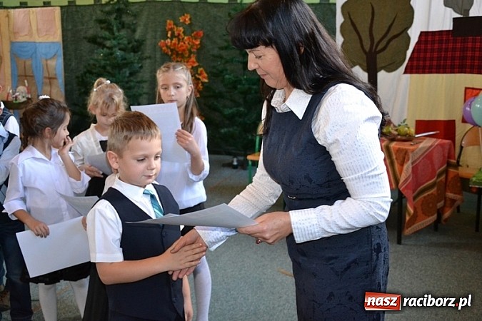 Zdjęcie w galerii na portalu naszraciborz.pl: Łatwiej być księdzem niż aktorem, czyli szkolny festyn w rudzkim ZSO! wiadomości z regionu