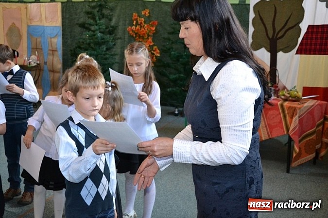 Zdjęcie w galerii na portalu naszraciborz.pl: Łatwiej być księdzem niż aktorem, czyli szkolny festyn w rudzkim ZSO! wiadomości z regionu