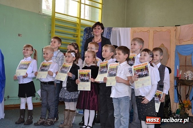 Zdjęcie w galerii na portalu naszraciborz.pl: Łatwiej być księdzem niż aktorem, czyli szkolny festyn w rudzkim ZSO! wiadomości z regionu