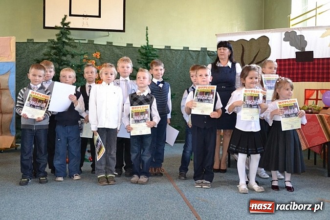 Zdjęcie w galerii na portalu naszraciborz.pl: Łatwiej być księdzem niż aktorem, czyli szkolny festyn w rudzkim ZSO! wiadomości z regionu