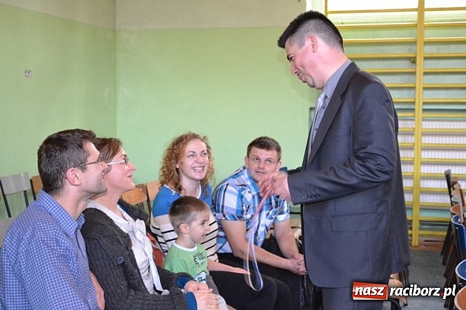 Zdjęcie w galerii na portalu naszraciborz.pl: Łatwiej być księdzem niż aktorem, czyli szkolny festyn w rudzkim ZSO! wiadomości z regionu