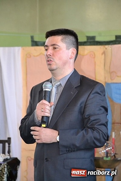 Zdjęcie w galerii na portalu naszraciborz.pl: Łatwiej być księdzem niż aktorem, czyli szkolny festyn w rudzkim ZSO! wiadomości z regionu