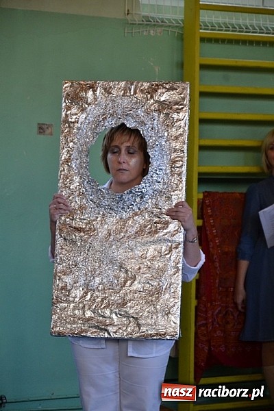 Zdjęcie w galerii na portalu naszraciborz.pl: Łatwiej być księdzem niż aktorem, czyli szkolny festyn w rudzkim ZSO! wiadomości z regionu