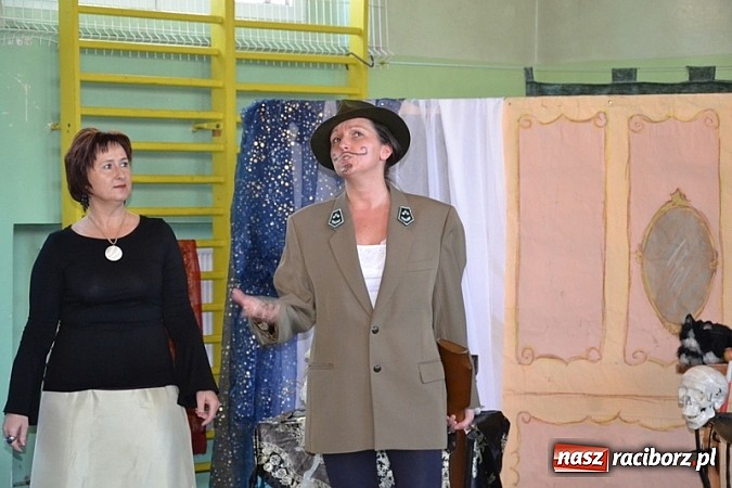 Zdjęcie w galerii na portalu naszraciborz.pl: Łatwiej być księdzem niż aktorem, czyli szkolny festyn w rudzkim ZSO! wiadomości z regionu